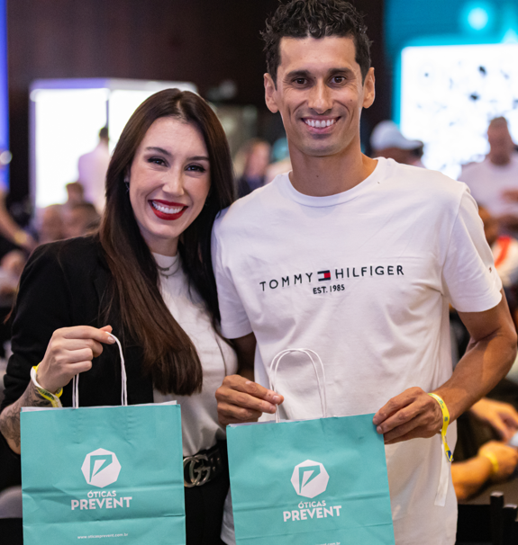 Convidados com sacolas Óticas Prevent no congresso