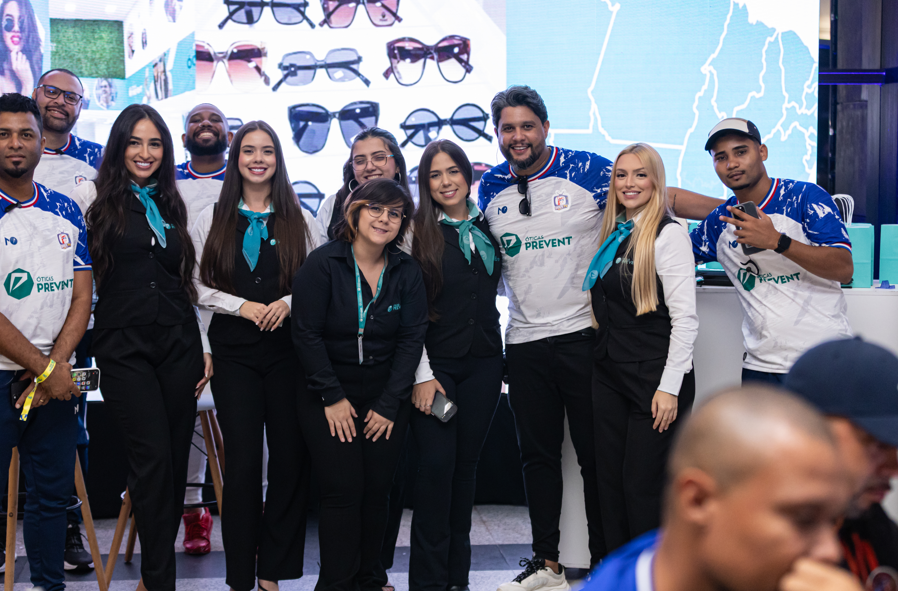 Equipe Óticas Prevent no estande do congresso